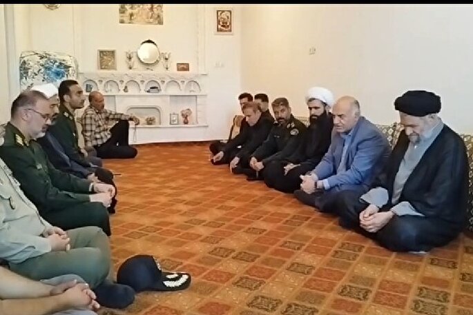 فیلم | ابراز همدردی مسئولان بروجرد با خانواده شهید سردار «حمیدرضا روزبهانی»