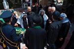 عکس | تکریم موکب‌داران عراقی توسط خادمان حرم بانوی کرامت