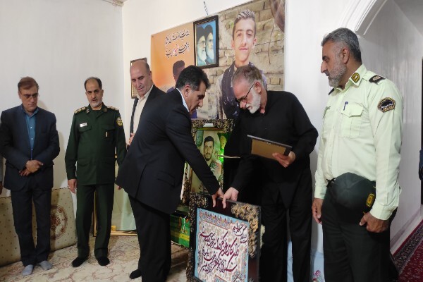 دیدار اعضای جهاد دانشگاهی لرستان با خانواده شهید «امیرحسین طولابی» + عکس