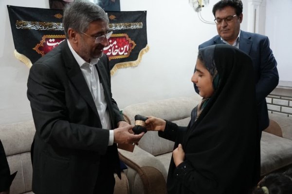 دیدار استاندار لرستان با خانواده شهید