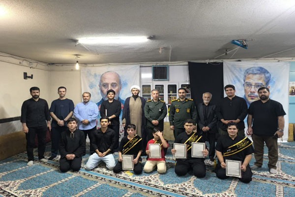 اهدای حمایل خادم القرآن به قرآن‌آموزان مسجد قائم(عج) خرم‌آباد