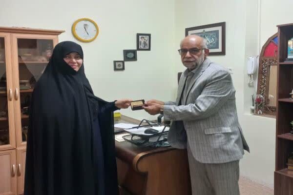 تجلیل شورای عالی قران از مهتاب عیدی بانوی قرآنی لرستان