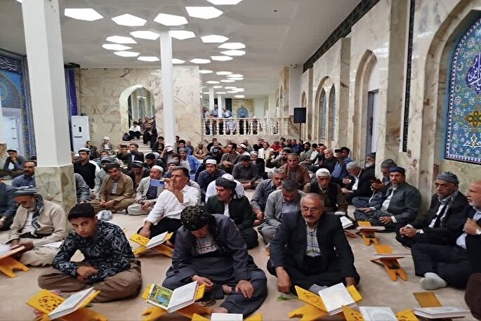 محفل انس با قرآن در امامزاده هاجره خاتون سنندج برگزار شد