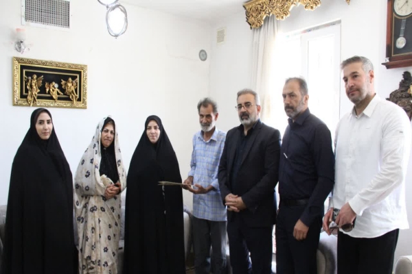 تجلیل از خواننده پیشکسوت انقلابی در خرم‌آباد