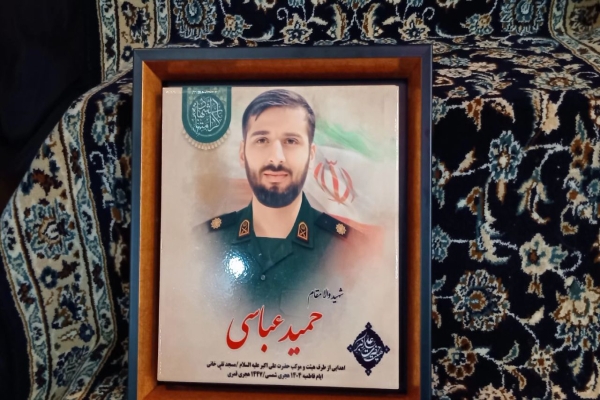 اهدای پرچم جلسات قرآنی به خانواده شهید حمید عباسی در خرم‌آباد