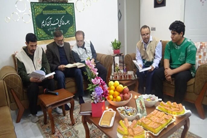 اهدای پرچم متبرک جلسه قرآن خانگی به خانواده پاسدار شهید «محمد فرهادی»