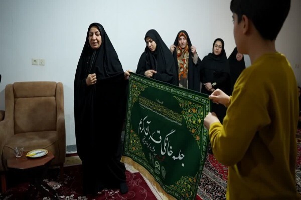 اهدای قرآن و پرچم متبرک جلسه قرآن خانگی به خانواده شهید «سیدحشمت الله حیات الغیبی»