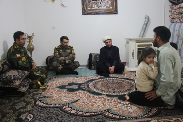 دیدار فرمانده تیپ ۲۸۴ شهید رستمی نزاجا با خانواده شهدای جنگ تحمیلی ۱۲ روزه