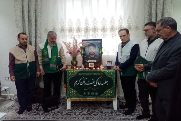 اهدا پرچم به خانواده شهید حمید آقایی