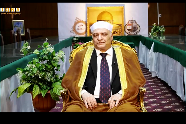 اهدای قرآن مرتل محمود الطوخی به رادیو کویت