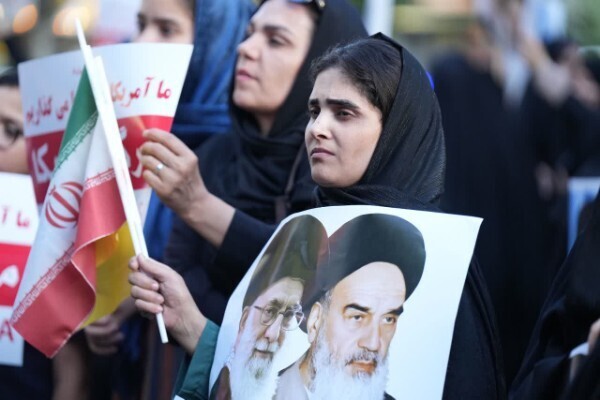 عکس | حمایت مردم خرم‌آباد از عملیات «بشارت فتح»