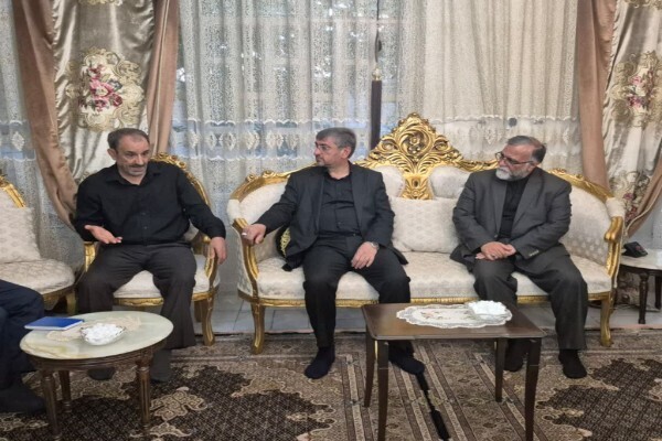 دیدار استاندار لرستان با خانواده شهید «بهنام قاسمیان»