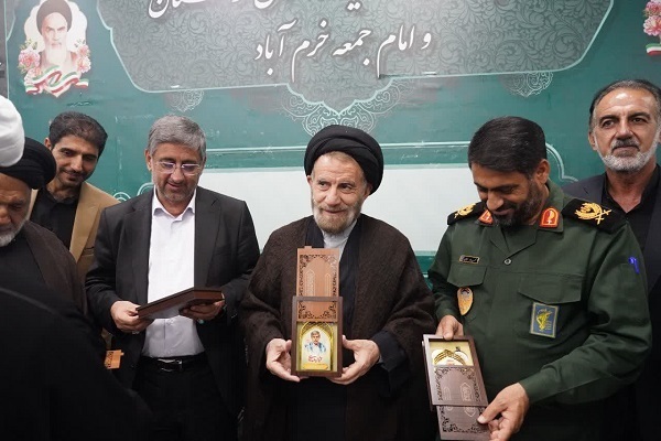 عکس | دیدار مردم رومشکان با نماینده ولی‌فقیه در لرستان