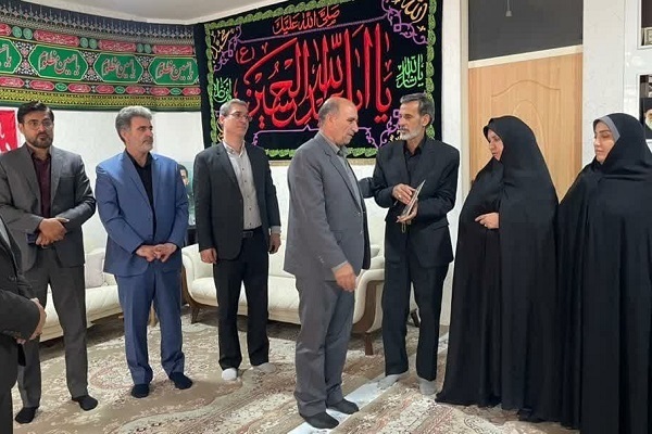دیدار فرماندار خرم آباد با خانواده 6 شهید جنگ تحمیلی 12 روزه در خرم آباد