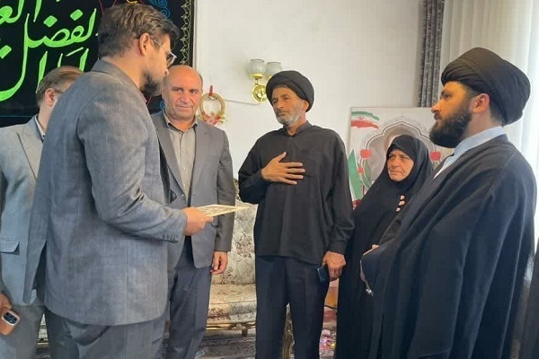دیدار فرماندار خرم آباد با خانواده 6 شهید جنگ تحمیلی 12 روزه در خرم آباد