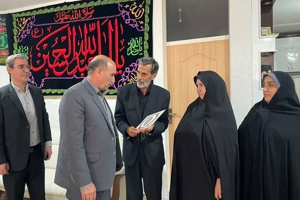 دیدار فرماندار خرم آباد با خانواده 6 شهید جنگ تحمیلی 12 روزه در خرم آباد