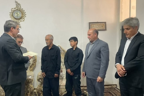 دیدار فرماندار خرم آباد با خانواده 6 شهید جنگ تحمیلی 12 روزه در خرم آباد