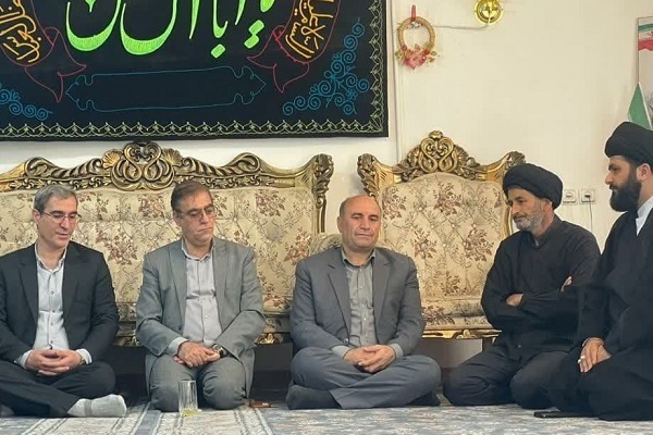 دیدار فرماندار خرم آباد با خانواده 6 شهید جنگ تحمیلی 12 روزه در خرم آباد