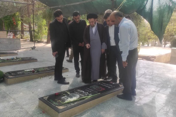 غبارروبی قبور شهدای جنگ تحمیلی 12 روزه توسط اعضای جهاد دانشگاهی لرستان