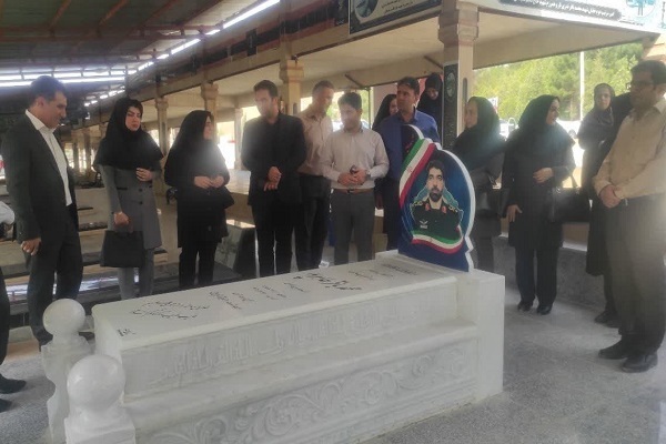 غبارروبی قبور شهدای جنگ تحمیلی 12 روزه توسط اعضای جهاد دانشگاهی لرستان