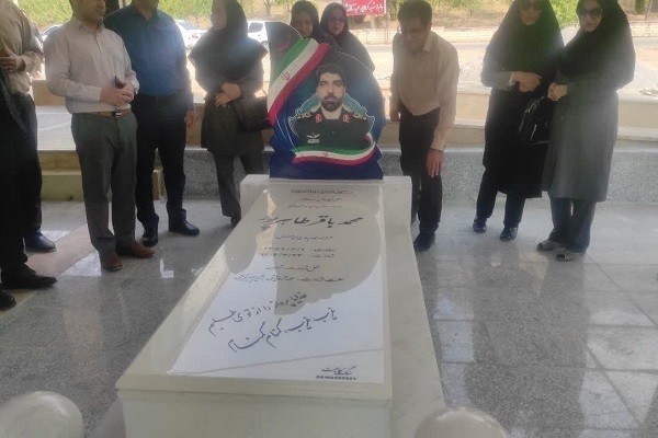 غبارروبی قبور شهدای جنگ تحمیلی 12 روزه توسط اعضای جهاد دانشگاهی لرستان