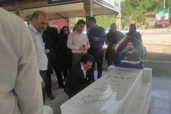 غبارروبی قبور شهدای جنگ تحمیلی 12 روزه توسط اعضای جهاد دانشگاهی لرستان