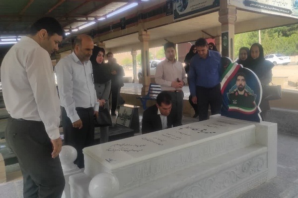 غبارروبی قبور شهدای جنگ تحمیلی 12 روزه توسط اعضای جهاد دانشگاهی لرستان