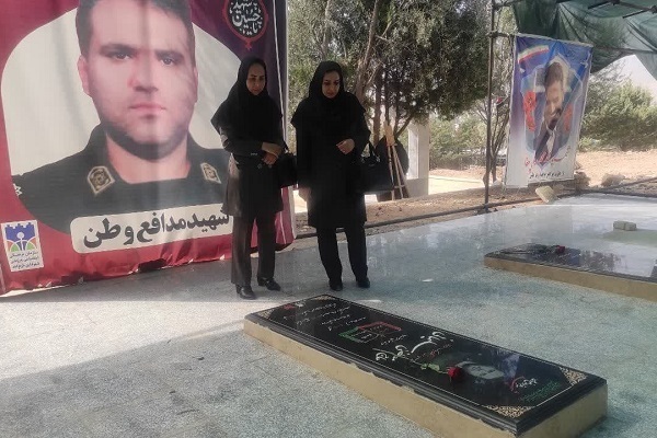 غبارروبی قبور شهدای جنگ تحمیلی 12 روزه توسط اعضای جهاد دانشگاهی لرستان