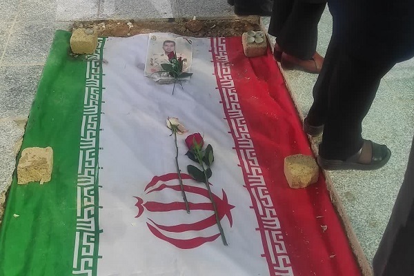 غبارروبی قبور شهدای جنگ تحمیلی 12 روزه توسط اعضای جهاد دانشگاهی لرستان