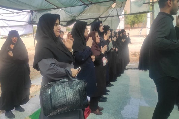 غبارروبی قبور شهدای جنگ تحمیلی 12 روزه توسط اعضای جهاد دانشگاهی لرستان