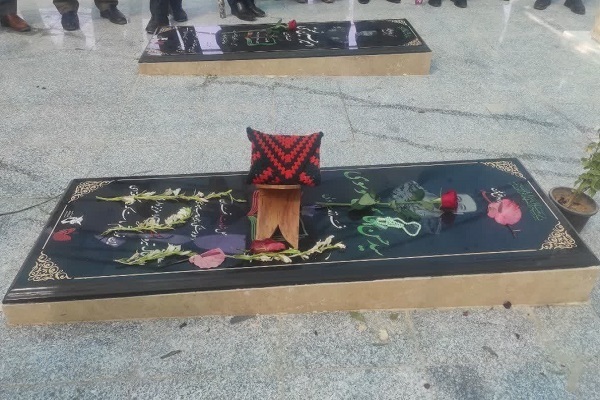 غبارروبی قبور شهدای جنگ تحمیلی 12 روزه توسط اعضای جهاد دانشگاهی لرستان