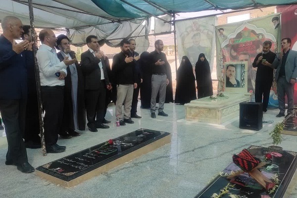 غبارروبی قبور شهدای جنگ تحمیلی 12 روزه توسط اعضای جهاد دانشگاهی لرستان