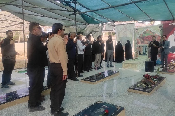 غبارروبی قبور شهدای جنگ تحمیلی 12 روزه توسط اعضای جهاد دانشگاهی لرستان