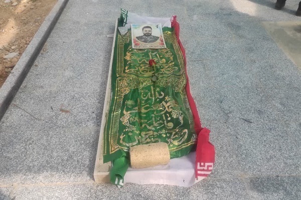 غبارروبی قبور شهدای جنگ تحمیلی 12 روزه توسط اعضای جهاد دانشگاهی لرستان