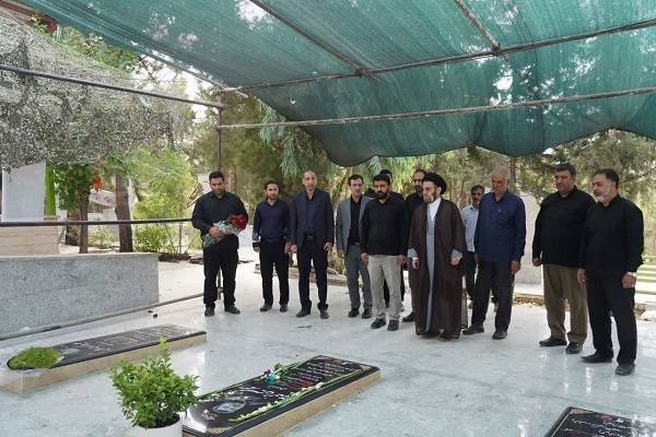 غبارروبی قبور شهدای جنگ تحمیلی 12 روزه