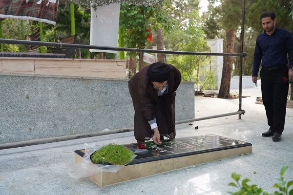 غبارروبی قبور شهدای جنگ تحمیلی 12 روزه