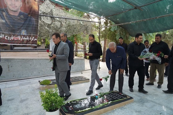 غبارروبی قبور شهدای جنگ تحمیلی 12 روزه