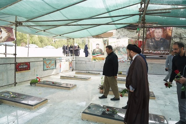 غبارروبی قبور شهدای جنگ تحمیلی 12 روزه