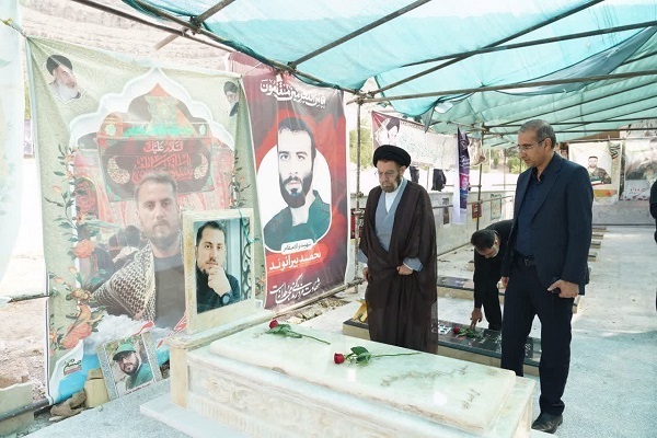 غبارروبی قبور شهدای جنگ تحمیلی 12 روزه