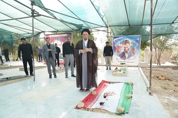 غبارروبی قبور شهدای جنگ تحمیلی 12 روزه