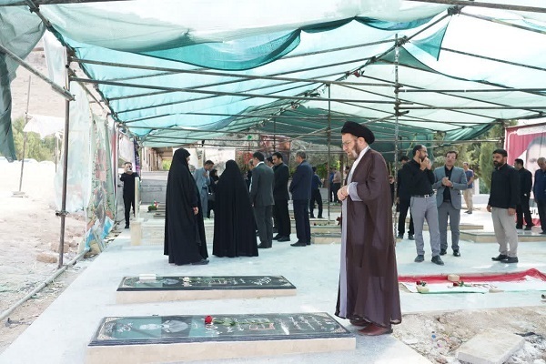 غبارروبی قبور شهدای جنگ تحمیلی 12 روزه