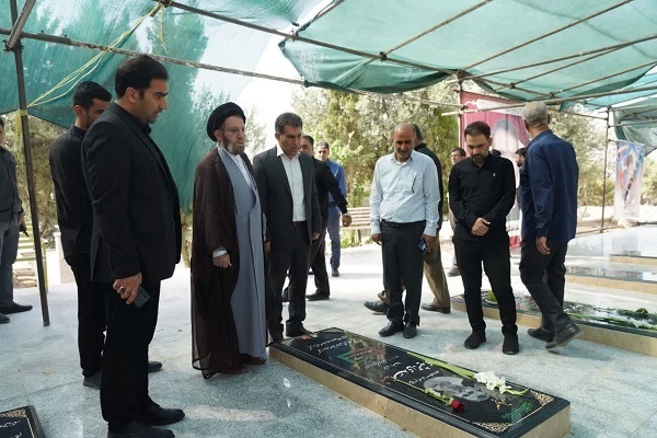 غبارروبی قبور شهدای جنگ تحمیلی 12 روزه