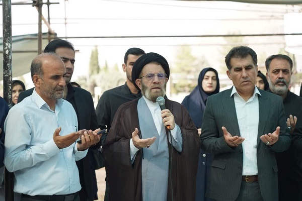 غبارروبی قبور شهدای جنگ تحمیلی 12 روزه