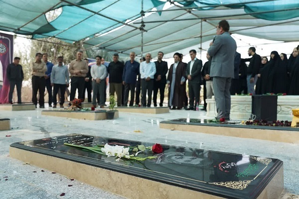 غبارروبی قبور شهدای جنگ تحمیلی 12 روزه