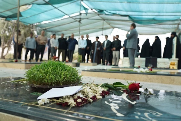 غبارروبی قبور شهدای جنگ تحمیلی 12 روزه