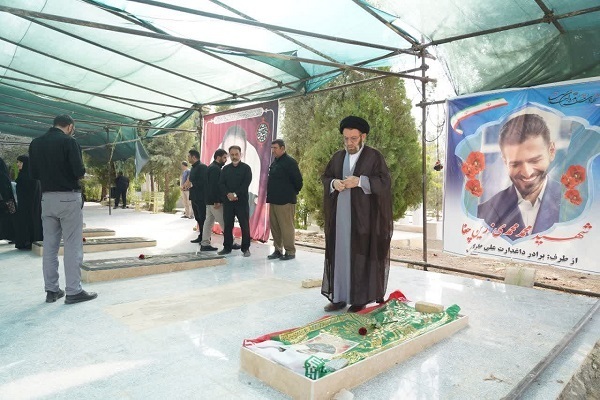 غبارروبی قبور شهدای جنگ تحمیلی 12 روزه