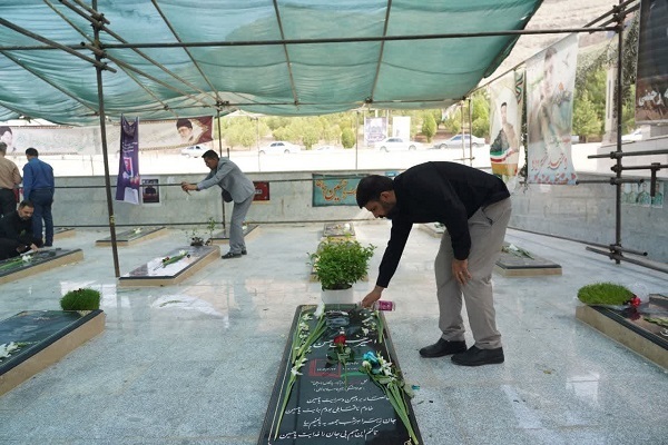 غبارروبی قبور شهدای جنگ تحمیلی 12 روزه