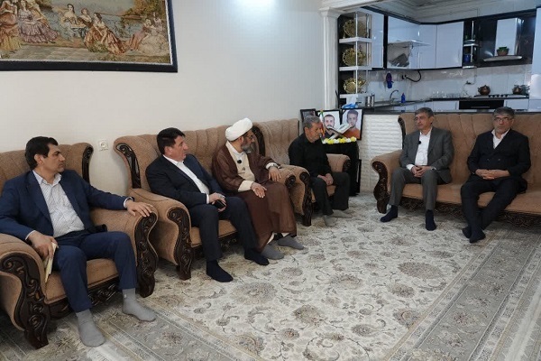 دیدار استاندار لرستان با خانواده شهید رضایی در کوهدشت