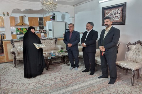 عکس | گلباران و عطر افشانی گلزار مطهر شهدای شهرستان خرم‌آباد