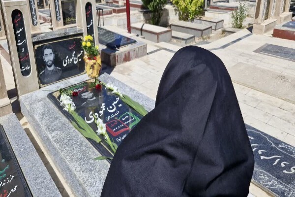 عکس | گلباران و عطر افشانی گلزار مطهر شهدای شهرستان خرم‌آباد